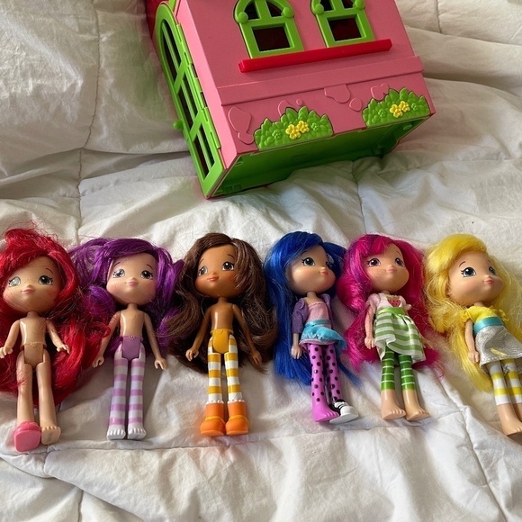 Strawberry Shortcake Storage Case With 6 Dolls - Picture 1 of 14